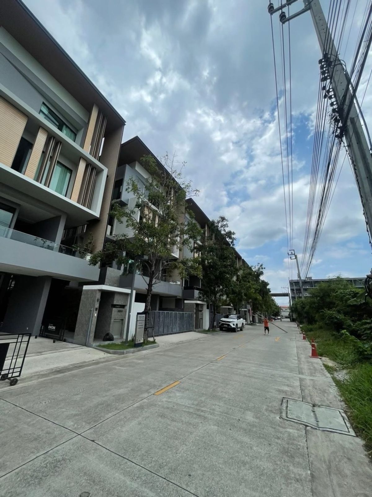 For SaleHome OfficeKaset Nawamin,Ladplakao : 📢✨ Special Opportunity! Below-Market , 4-Storey Home Office on Prime Location Ekamai–Ramintra Expressway – LadpraoPerfectly designed to meet the needs of modern businesses – ideal for SME, Startup, or Showroom – while offering full residential functions