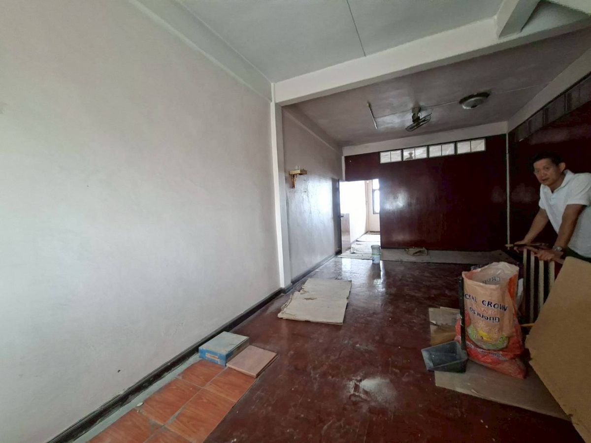 For RentShop HouseLadkrabang, Suwannaphum Airport : 1 commercial building for rent below + 2 booths above 4 floors on the Chalerm Phrakiat Road (N.1857)