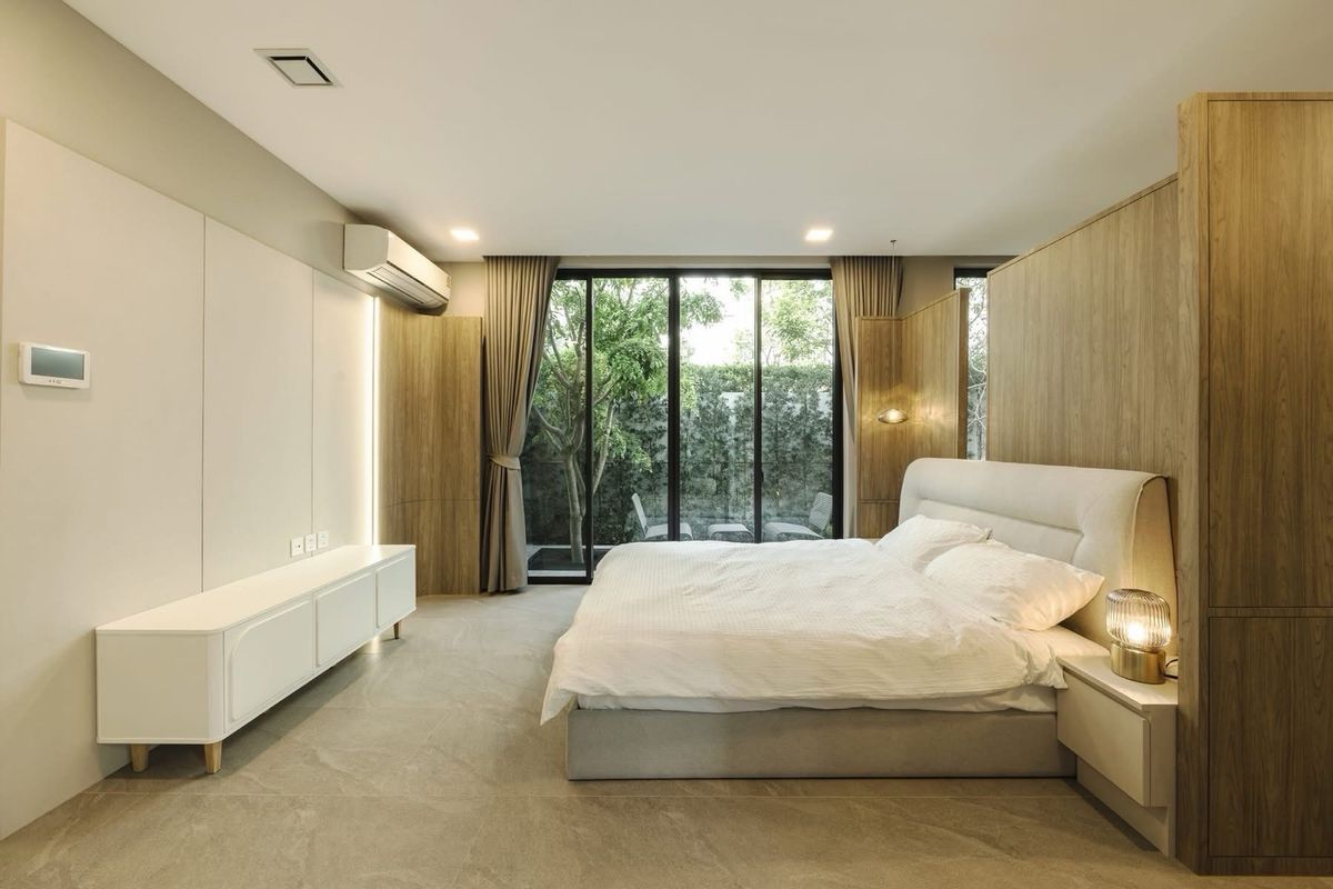 บ้านลาดกระบัง สุวรรณภูมิ : 📢 บ้านเดี่ยว 3 ชั้น พร้อมลิฟต์ ภายในโครงการคุณภาพ ระบบรักษาความปลอดภัยดีเยี่ยม เดินไปยังโรงเรียน Wellington College ได้ ใช้เวลาเพียง 10 นาทีถึง Brighton College ตกแต่งครบ พร้อมเฟอร์นิเจอร์สวยงาม