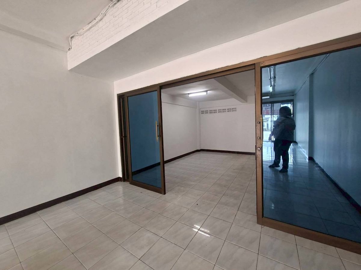 For RentShop HouseLadkrabang, Suwannaphum Airport : Rent 2 booths on the Chalermprakiet Road. Near Seacon Square Srinakarin (N.1858)