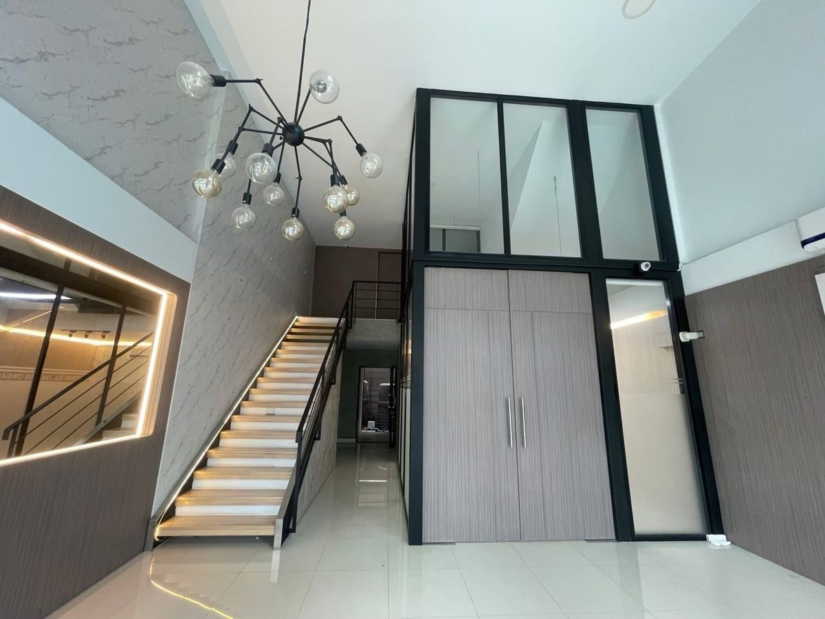For SaleHome OfficeKaset Nawamin,Ladplakao : 📢✨ Special Opportunity! Below-Market , 4-Storey Home Office on Prime Location Ekamai–Ramintra Expressway – LadpraoPerfectly designed to meet the needs of modern businesses – ideal for SME, Startup, or Showroom – while offering full residential functions
