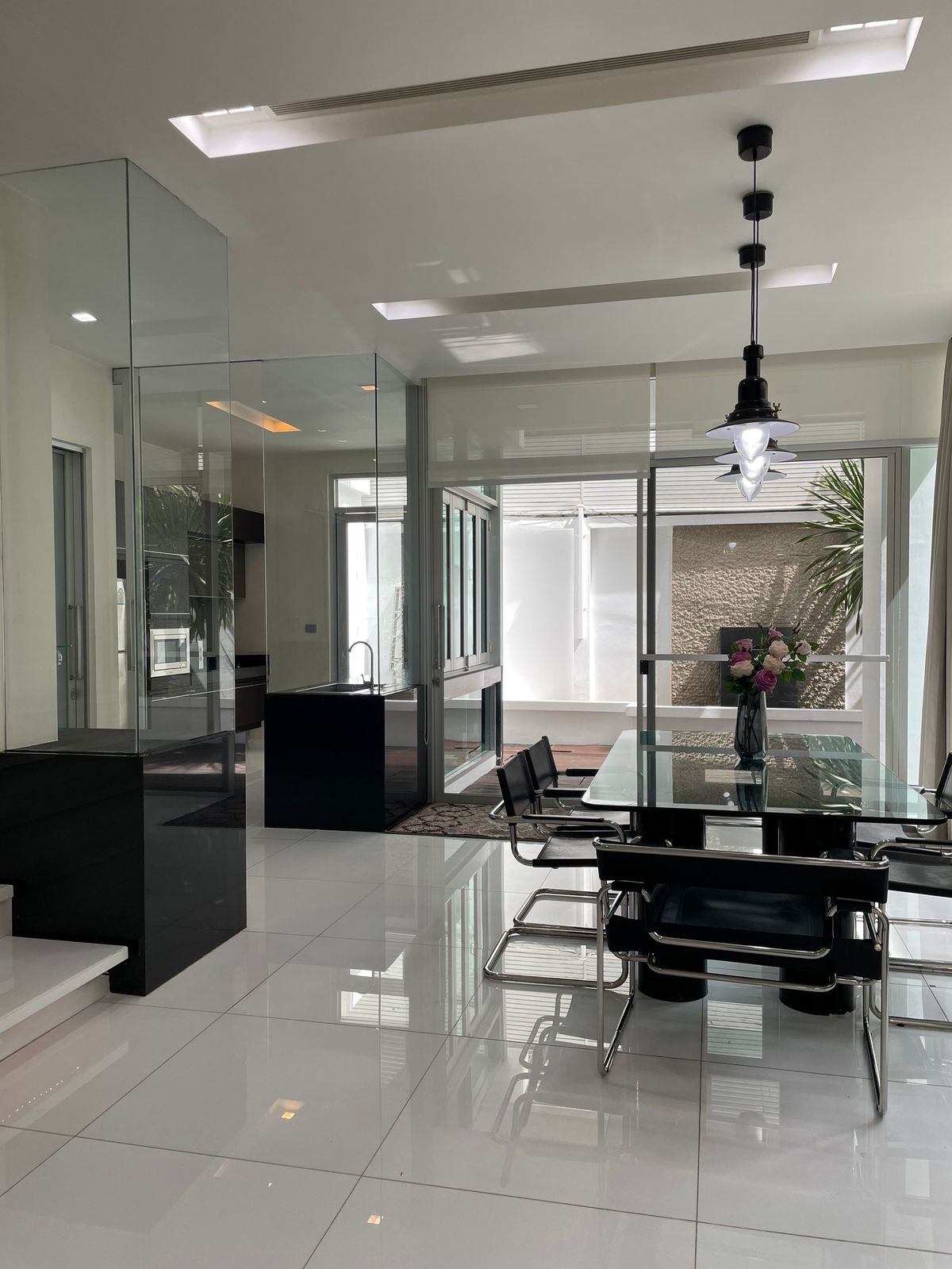 ขายทาวน์โฮมลาดพร้าว เซ็นทรัลลาดพร้าว : 🏡✨ ขายทาวน์โฮม 3 ชั้นหรู หลังมุมติดสวน @ The Landmark Residence ลาดพร้าว ตกแต่งพรีเมียม พร้อมเฟอร์ครบ หิ้วกระเป๋าเข้าอยู่ได้เลย เพียง 23.5 ล้าน