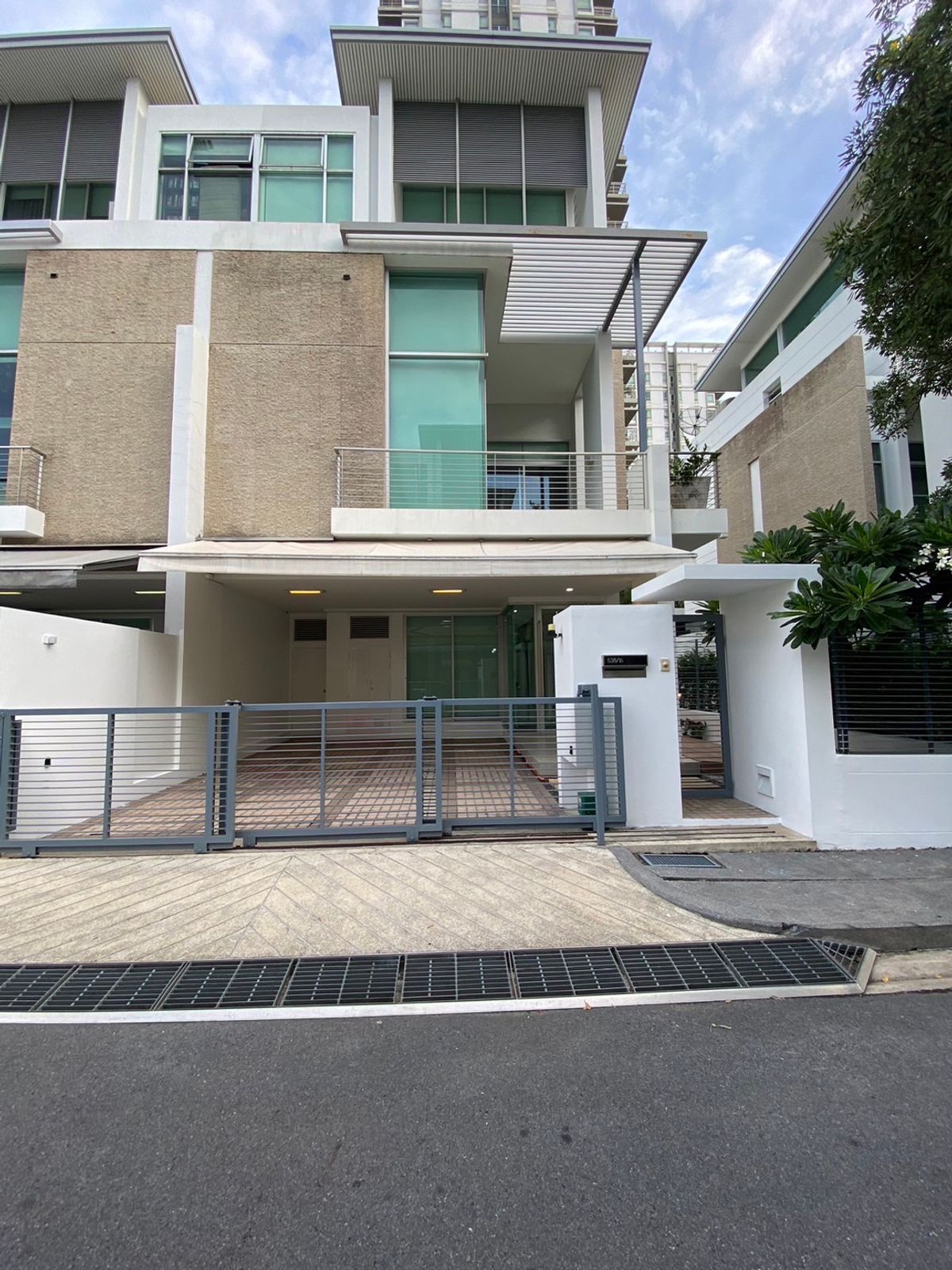 ขายทาวน์โฮมลาดพร้าว เซ็นทรัลลาดพร้าว : 🏡✨ ขายทาวน์โฮม 3 ชั้นหรู หลังมุมติดสวน @ The Landmark Residence ลาดพร้าว ตกแต่งพรีเมียม พร้อมเฟอร์ครบ หิ้วกระเป๋าเข้าอยู่ได้เลย เพียง 23.5 ล้าน