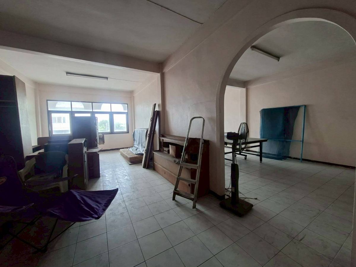 For RentShop HouseLadkrabang, Suwannaphum Airport : 1 commercial building for rent below + 2 booths above 4 floors on the Chalerm Phrakiat Road (N.1857)