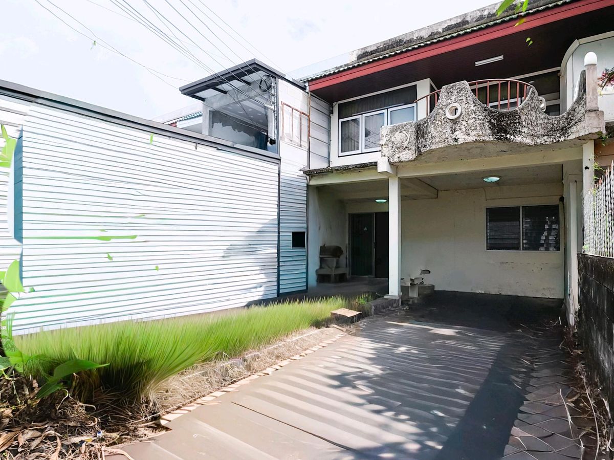 ขายทาวน์โฮมอ่อนนุช อุดมสุข : ขายทาวน์เฮ้าส วชิรธรรมสาธิต 2 ชั้น
  45 ตรว. หน้ากว้าง 6 เมตร ลึก 15 ม. จอดรถได้ 3 คัน อยู่วชิรธรรมสาธิต 58 เข้าซอย 100 กว่าเมตร ใกล้รถไฟฟ้า