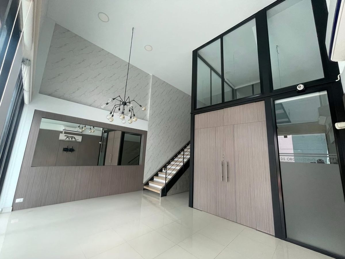 For SaleHome OfficeKaset Nawamin,Ladplakao : 📢✨ Special Opportunity! Below-Market , 4-Storey Home Office on Prime Location Ekamai–Ramintra Expressway – LadpraoPerfectly designed to meet the needs of modern businesses – ideal for SME, Startup, or Showroom – while offering full residential functions