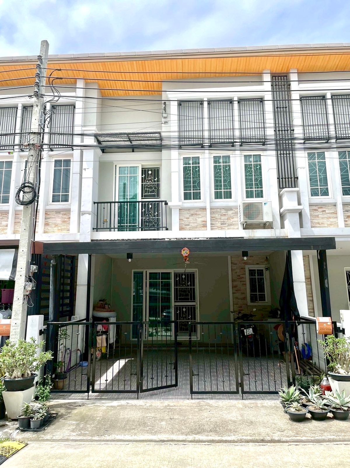 ขายทาวน์โฮมลาดกระบัง สุวรรณภูมิ : ขายทาวน์โฮม 2 ชั้น 4นอน 3 น้ำ 2 ที่จอดรถ พร้อมอยู่ ใกล้เมกะบางนา ไปสนามบินสุวรรณภูมิง่าย เข้าเมืองสะดวก