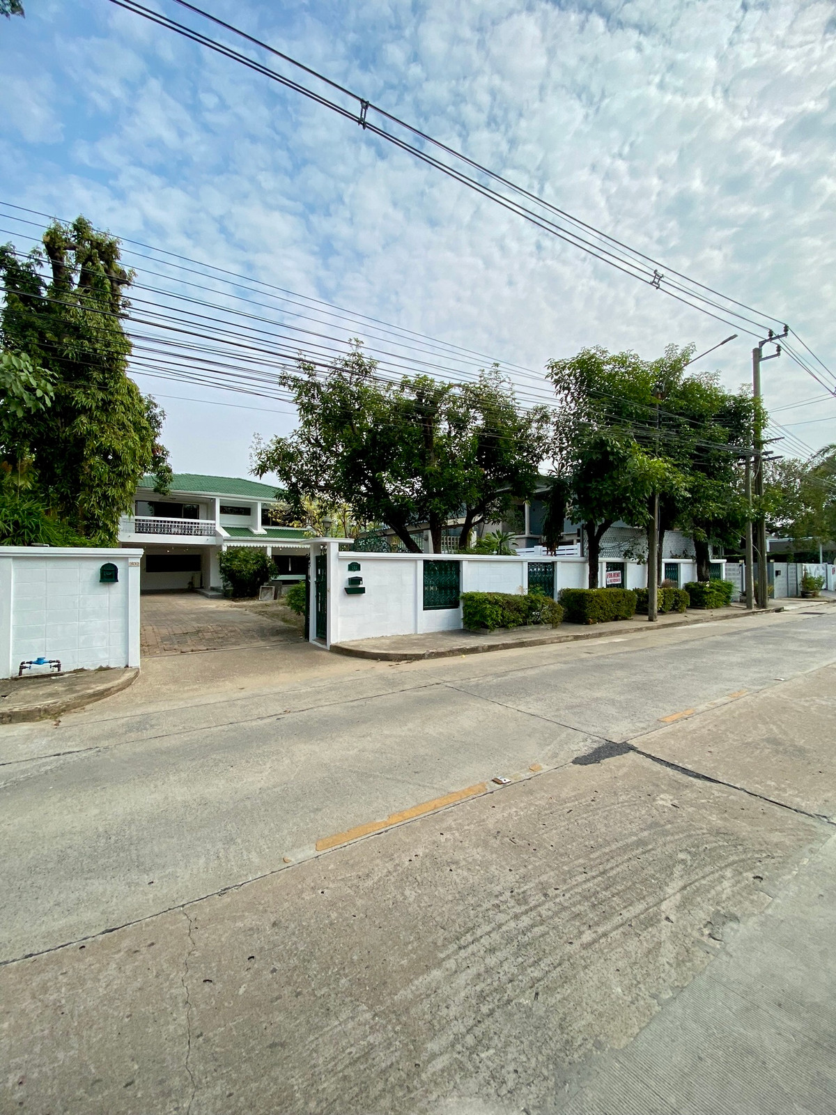 Panya Village Pattanakarn 30 Rent: 235sqwah 330sqm. 5bed 6bath 100,000/mth. Am: 0656199198 Loading...