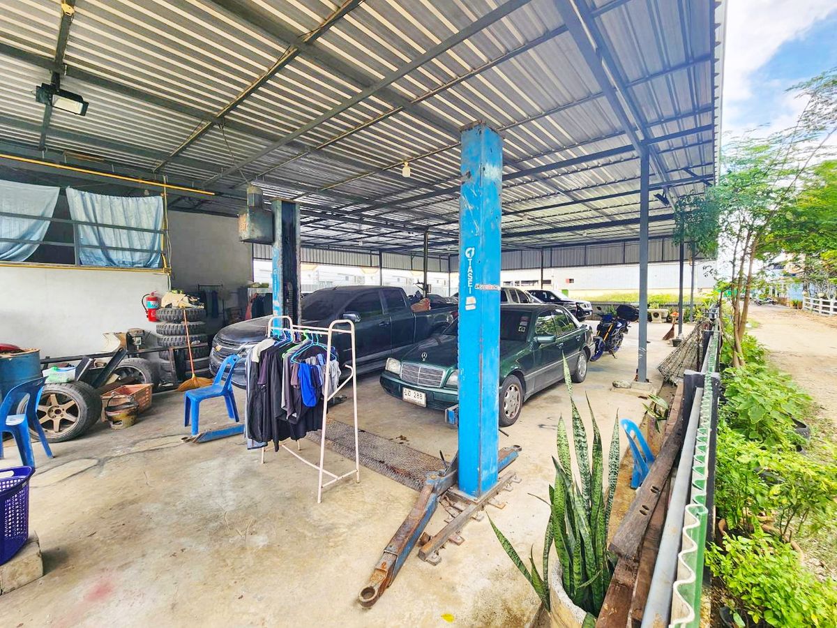 ให้เช่าโกดังลาดกระบัง สุวรรณภูมิ : กรุงเทพกรีฑา ร่มเกล้า 3 กม. ฉลองกรุง ARLลาดกระบัง 3.1กม. โชว์รูม ให้เช่าโกดัง 400 ตร.ม. สนามบินสุวรรณภูมิ 3.5 กม.ตลาดหัวตะเข้ใหม่ 1.1 กม.