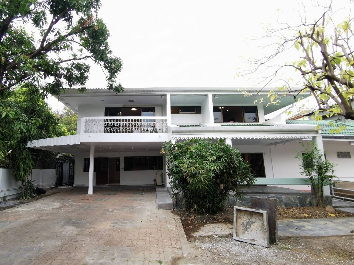 For RentHousePattanakan, Srinakarin : Panya Village Pattanakarn 30 Ret: 235SQWAH 330SQM. 5Bed 6BATH 100,000/MTH. AM: 0656199198