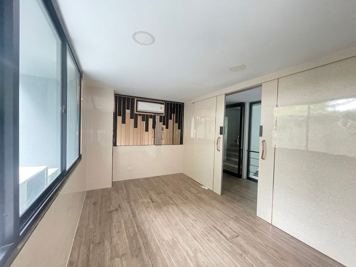 For SaleHome OfficeKaset Nawamin,Ladplakao : 📢✨ Special Opportunity! Below-Market , 4-Storey Home Office on Prime Location Ekamai–Ramintra Expressway – LadpraoPerfectly designed to meet the needs of modern businesses – ideal for SME, Startup, or Showroom – while offering full residential functions