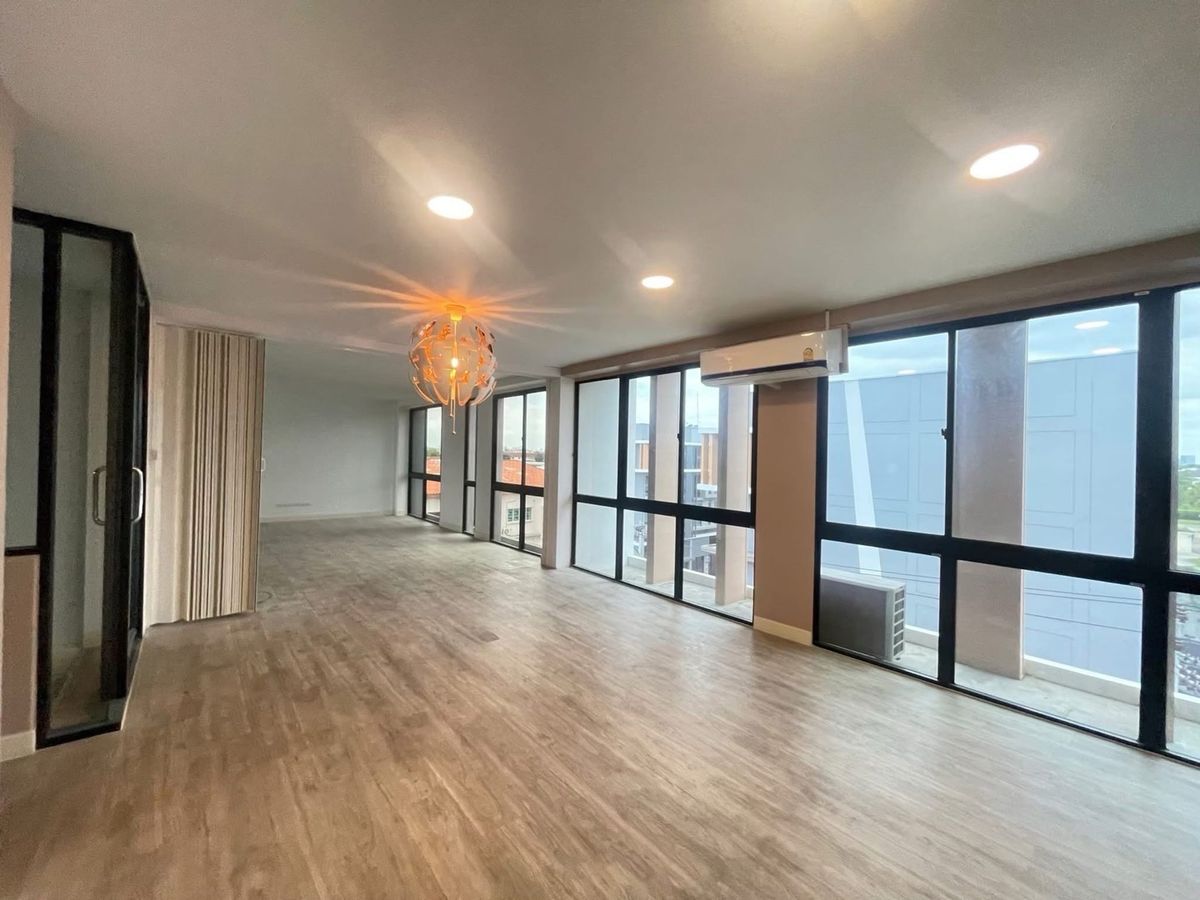 For SaleHome OfficeKaset Nawamin,Ladplakao : 📢✨ Special Opportunity! Below-Market , 4-Storey Home Office on Prime Location Ekamai–Ramintra Expressway – LadpraoPerfectly designed to meet the needs of modern businesses – ideal for SME, Startup, or Showroom – while offering full residential functions