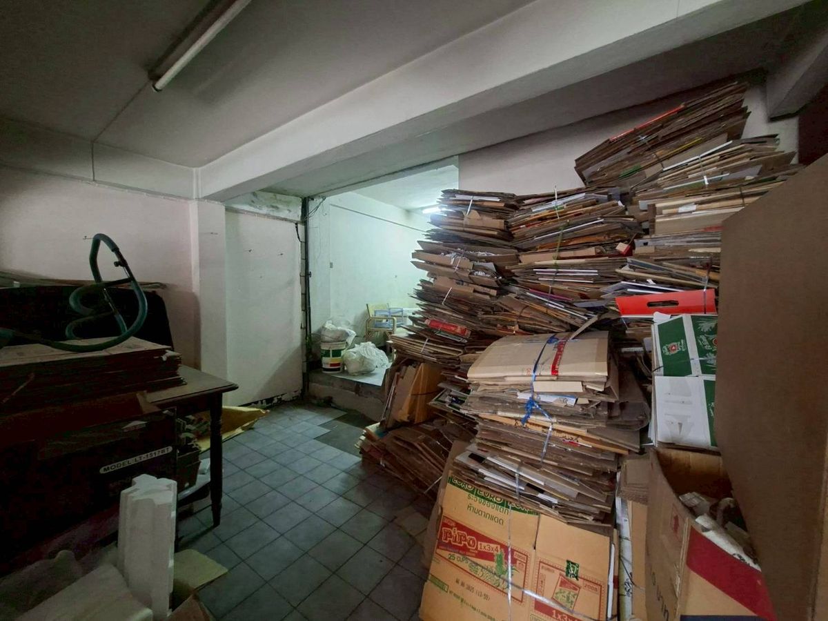 For RentShop HouseLadkrabang, Suwannaphum Airport : 1 commercial building for rent below + 2 booths above 4 floors on the Chalerm Phrakiat Road (N.1857)