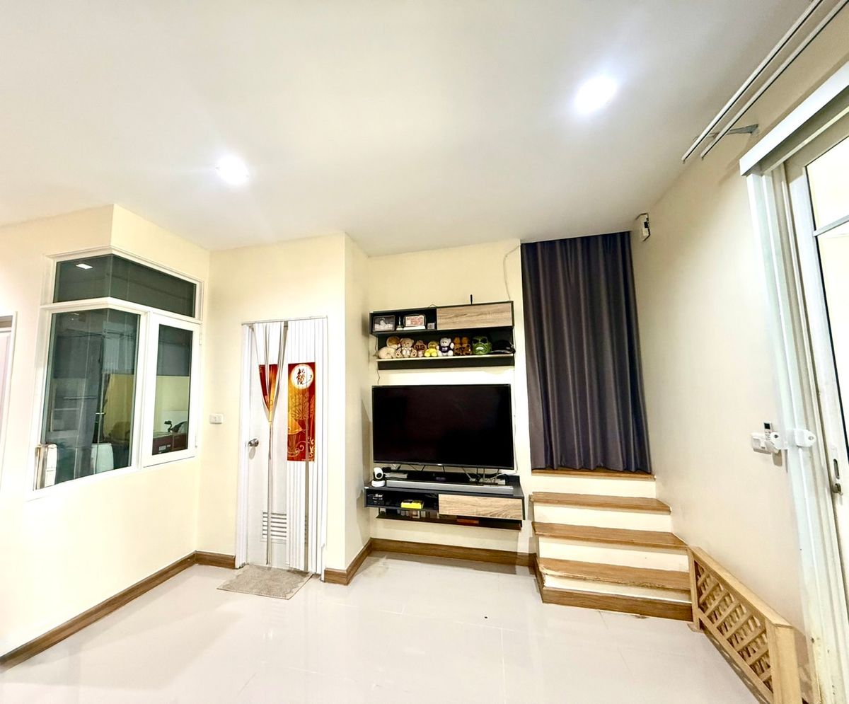 ขายทาวน์โฮมลาดกระบัง สุวรรณภูมิ : ขายทาวน์โฮม 2 ชั้น 4นอน 3 น้ำ 2 ที่จอดรถ พร้อมอยู่ ใกล้เมกะบางนา ไปสนามบินสุวรรณภูมิง่าย เข้าเมืองสะดวก