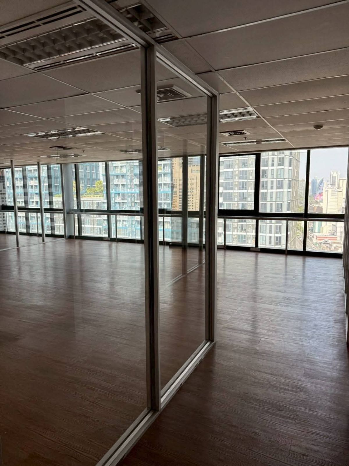 For RentOfficeRatchathewi,Phayathai : Office area for rent KS L Tower, near BTS, Phayathai and Arl, Phayathai, 18th floor, 202.84 sq.m., rent 91,278 baht/month