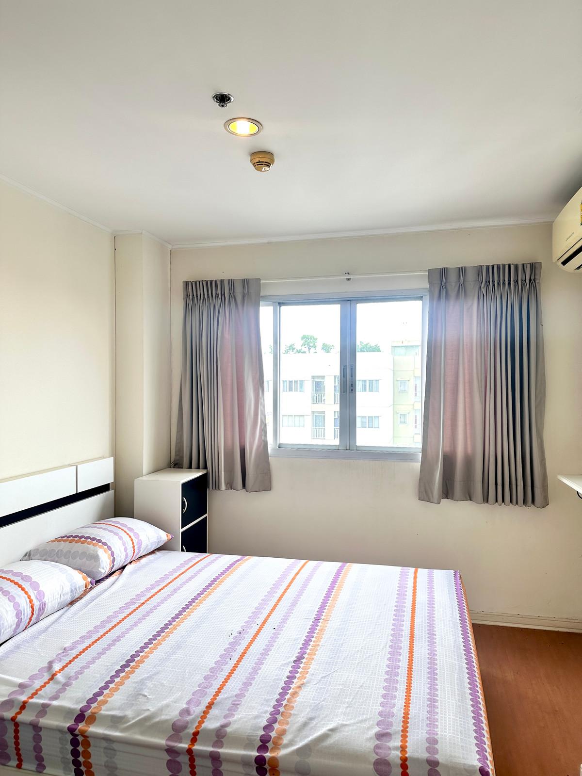 ขายคอนโด ใกล้รถไฟฟ้า 600 เมตร ถูกสุดๆ เพียง 990,000 ตึกหน้าโครงการสะดวกสบาย Loading...