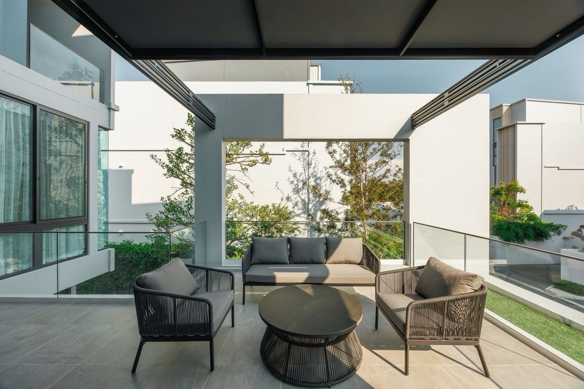 บ้านลาดกระบัง สุวรรณภูมิ : 📢 บ้านเดี่ยว 3 ชั้น พร้อมลิฟต์ ภายในโครงการคุณภาพ ระบบรักษาความปลอดภัยดีเยี่ยม เดินไปยังโรงเรียน Wellington College ได้ ใช้เวลาเพียง 10 นาทีถึง Brighton College ตกแต่งครบ พร้อมเฟอร์นิเจอร์สวยงาม