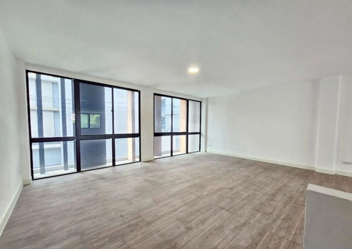 For SaleHome OfficeKaset Nawamin,Ladplakao : 📢✨ Special Opportunity! Below-Market , 4-Storey Home Office on Prime Location Ekamai–Ramintra Expressway – LadpraoPerfectly designed to meet the needs of modern businesses – ideal for SME, Startup, or Showroom – while offering full residential functions