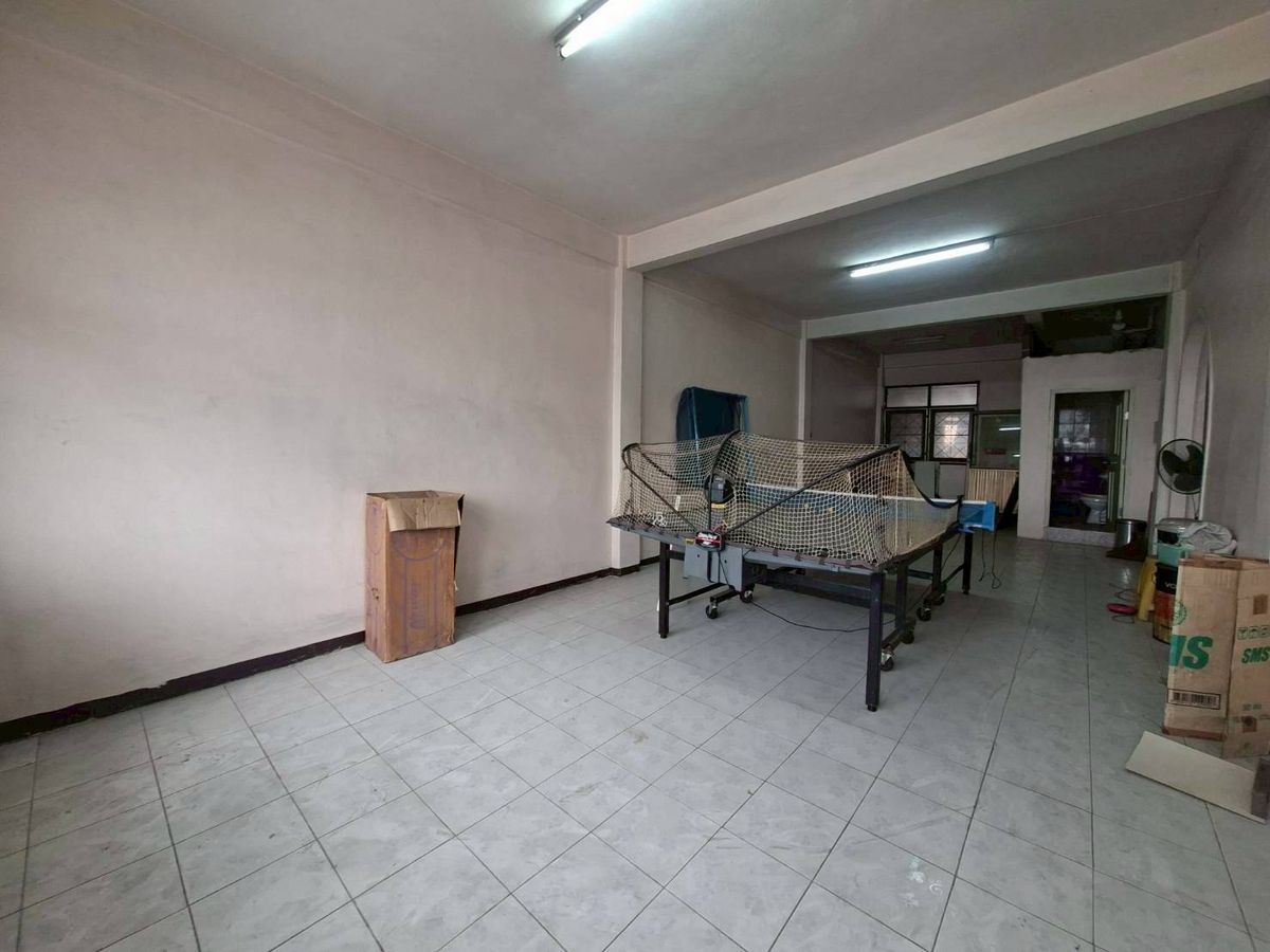 For RentShop HouseLadkrabang, Suwannaphum Airport : 1 commercial building for rent below + 2 booths above 4 floors on the Chalerm Phrakiat Road (N.1857)