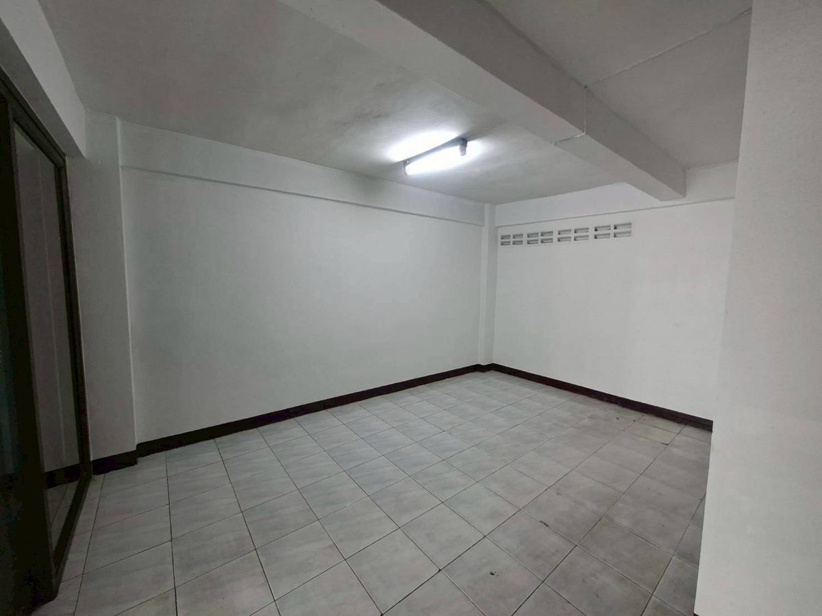 For RentShop HouseLadkrabang, Suwannaphum Airport : Rent 2 booths on the Chalermprakiet Road. Near Seacon Square Srinakarin (N.1858)