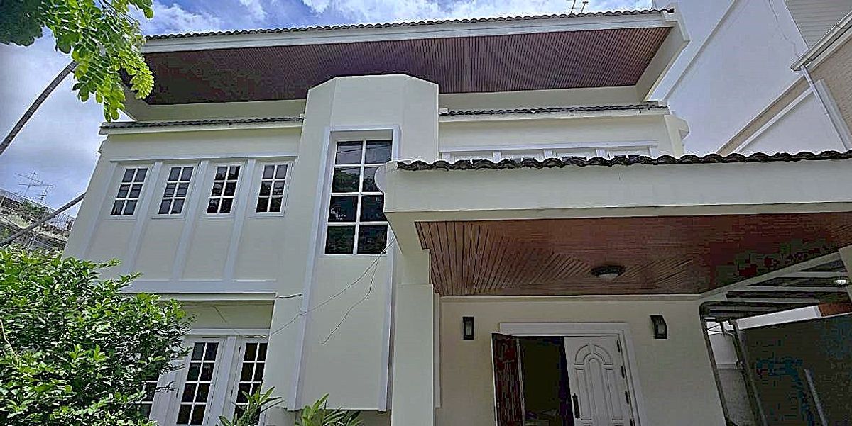 For RentHouseKhlongtoei, Kluaynamthai : House for Rent – Solid Structure Ideal for restaurant, café, spa, or clinic ** NO CO-AGENT **