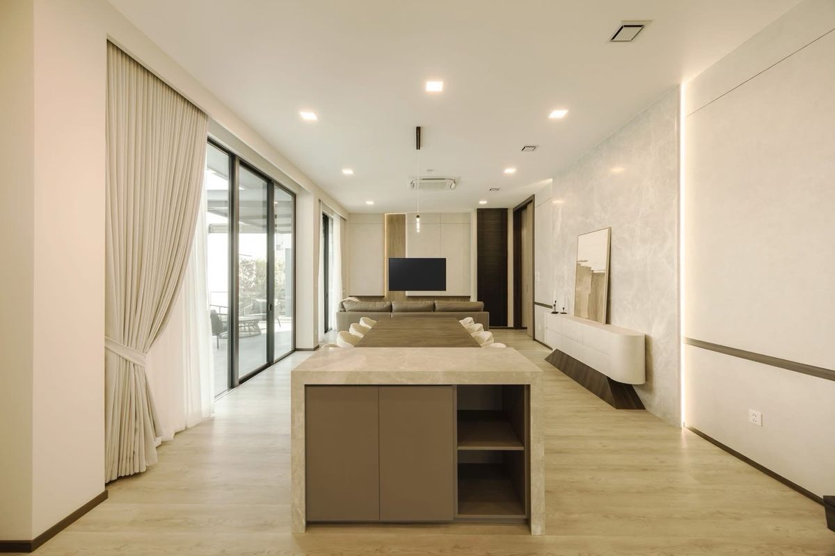 บ้านลาดกระบัง สุวรรณภูมิ : 📢 บ้านเดี่ยว 3 ชั้น พร้อมลิฟต์ ภายในโครงการคุณภาพ ระบบรักษาความปลอดภัยดีเยี่ยม เดินไปยังโรงเรียน Wellington College ได้ ใช้เวลาเพียง 10 นาทีถึง Brighton College ตกแต่งครบ พร้อมเฟอร์นิเจอร์สวยงาม