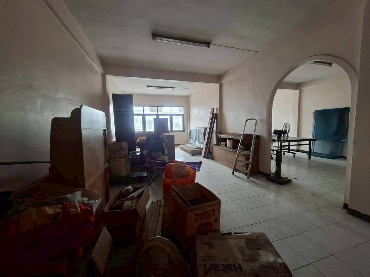 For RentShop HouseLadkrabang, Suwannaphum Airport : 1 commercial building for rent below + 2 booths above 4 floors on the Chalerm Phrakiat Road (N.1857)