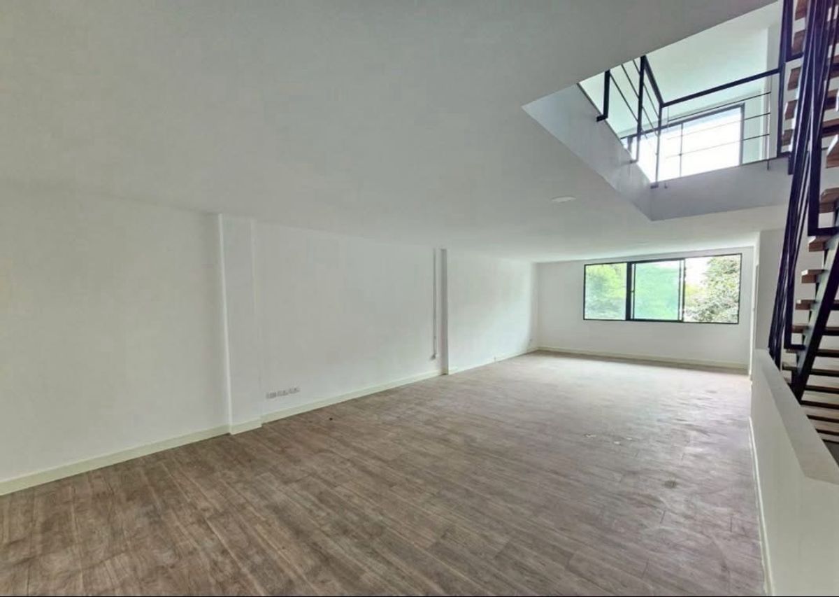 For SaleHome OfficeKaset Nawamin,Ladplakao : 📢✨ Special Opportunity! Below-Market , 4-Storey Home Office on Prime Location Ekamai–Ramintra Expressway – LadpraoPerfectly designed to meet the needs of modern businesses – ideal for SME, Startup, or Showroom – while offering full residential functions