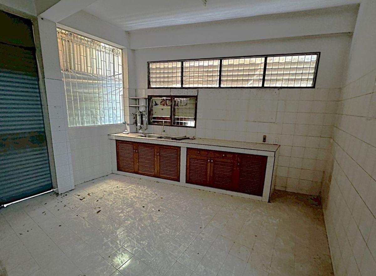 For RentHouseKhlongtoei, Kluaynamthai : House for Rent – Solid Structure Ideal for restaurant, café, spa, or clinic ** NO CO-AGENT **