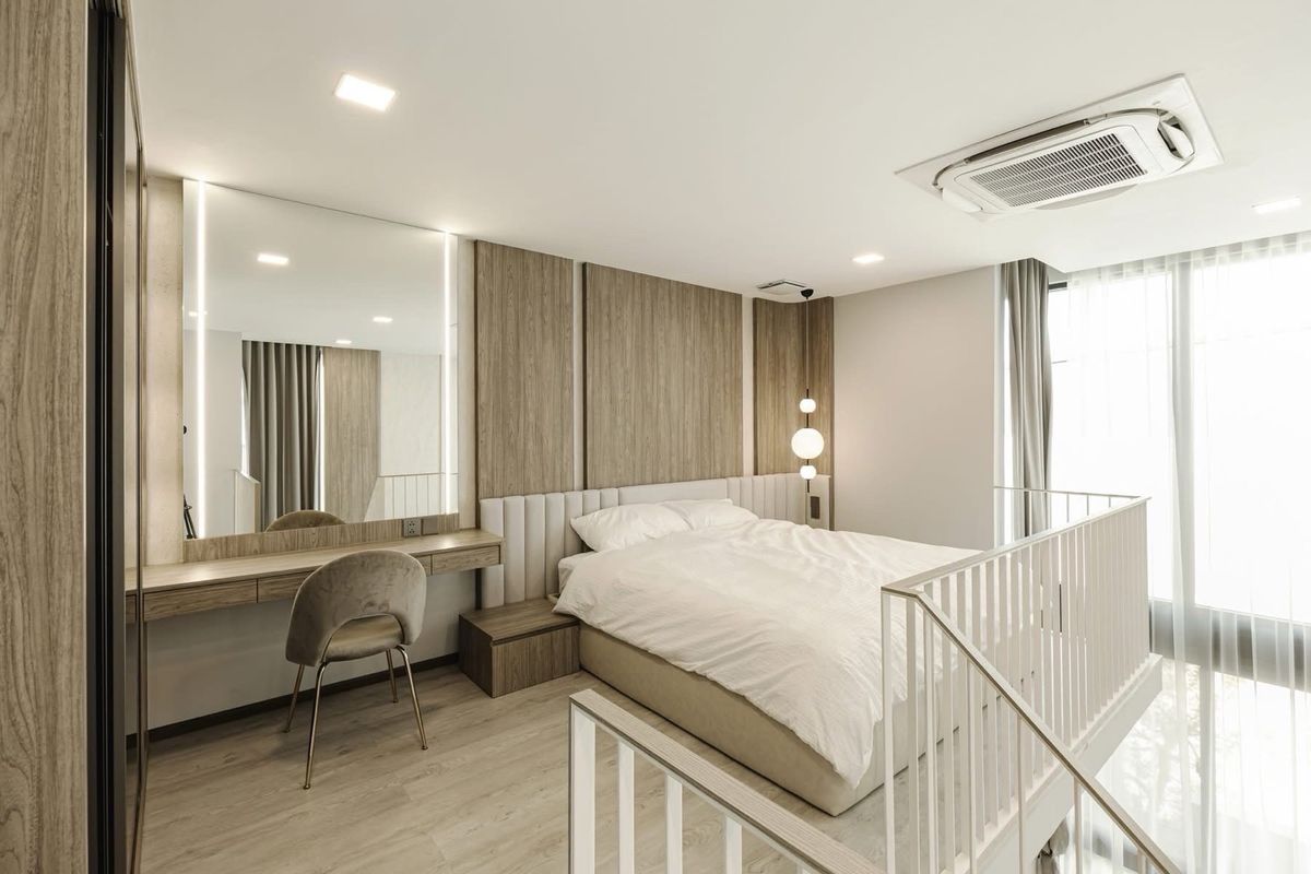 บ้านลาดกระบัง สุวรรณภูมิ : 📢 บ้านเดี่ยว 3 ชั้น พร้อมลิฟต์ ภายในโครงการคุณภาพ ระบบรักษาความปลอดภัยดีเยี่ยม เดินไปยังโรงเรียน Wellington College ได้ ใช้เวลาเพียง 10 นาทีถึง Brighton College ตกแต่งครบ พร้อมเฟอร์นิเจอร์สวยงาม