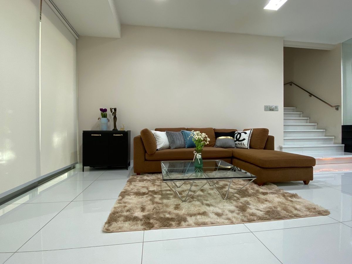 ขายทาวน์โฮมลาดพร้าว เซ็นทรัลลาดพร้าว : 🏡✨ ขายทาวน์โฮม 3 ชั้นหรู หลังมุมติดสวน @ The Landmark Residence ลาดพร้าว ตกแต่งพรีเมียม พร้อมเฟอร์ครบ หิ้วกระเป๋าเข้าอยู่ได้เลย เพียง 23.5 ล้าน