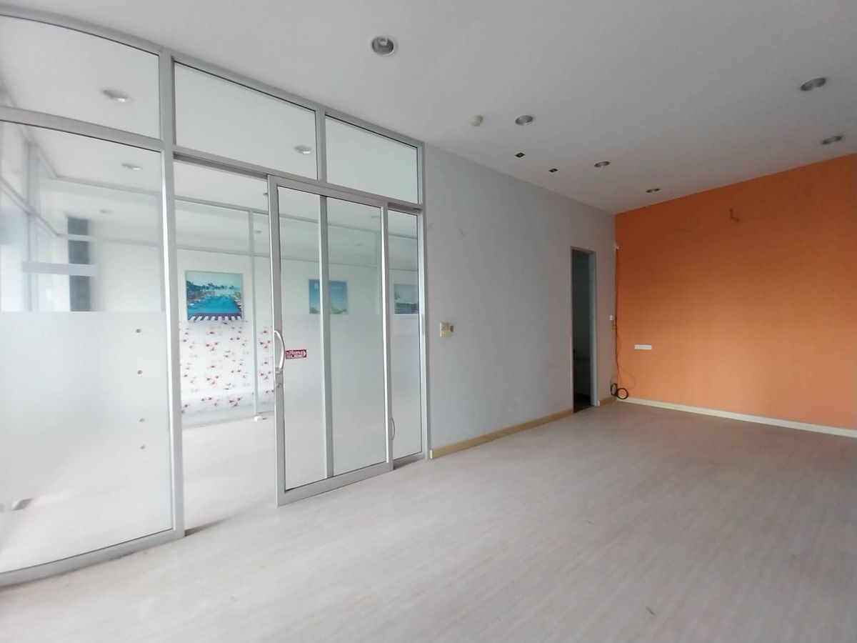 For RentOfficeChiang Mai : Space for rent suitable for an office / office. Free!! Common fees throughout the rental contract.