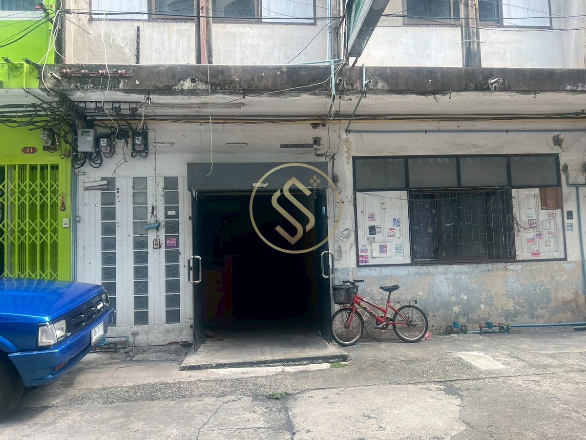 For SaleShop HousePinklao, Charansanitwong : Sell ​​4 booths in Soi Charan Sanitwong 11, MRT Charan 13, only 100 meters in the community near the market. Easy access to the city