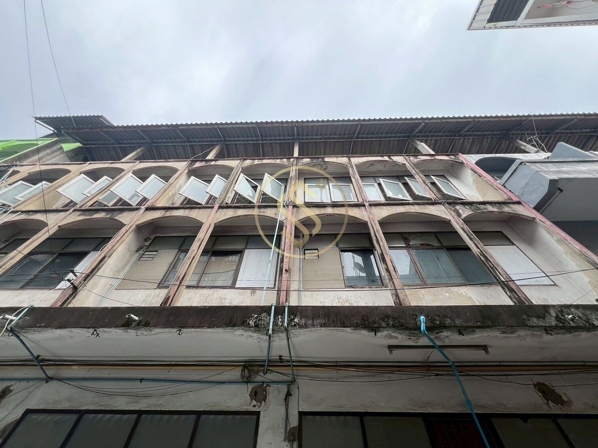 For SaleShop HousePinklao, Charansanitwong : Sell ​​4 booths in Soi Charan Sanitwong 11, MRT Charan 13, only 100 meters in the community near the market. Easy access to the city