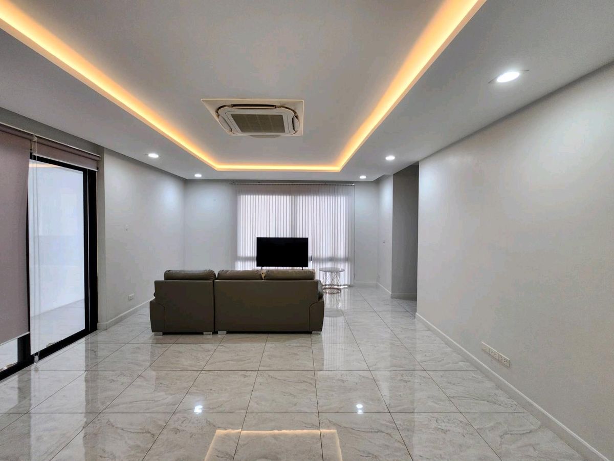 For RentHouseSukhumvit, Asoke, Thonglor : House for Rent Sukhunvit 36 ​​- 38 
 Beautiful house to rent Sukhumvit 36 ​​38 
 ✅️ Near the BTS Thonglor just 900 meters 
 ✅️ New house