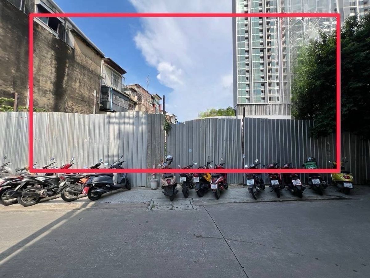 For RentRetail SpaceOnnut, Udomsuk : Land for rent 296 square meters, Phra Khanong, Sukhumvit, near BTS 80 meters. There is a parking for Mixed-USE Community / Club Lifestyle / School / Flagship Cafe / Branding Business x Head Office / Pop-Pop Food Truck and Beer Garden.