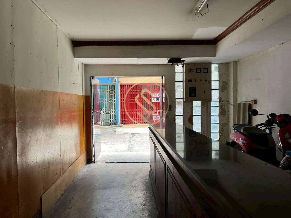 For SaleShop HousePinklao, Charansanitwong : Sell ​​4 booths in Soi Charan Sanitwong 11, MRT Charan 13, only 100 meters in the community near the market. Easy access to the city