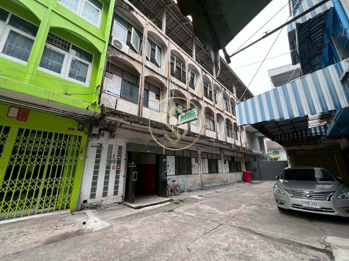 For SaleShop HousePinklao, Charansanitwong : Sell ​​4 booths in Soi Charan Sanitwong 11, MRT Charan 13, only 100 meters in the community near the market. Easy access to the city