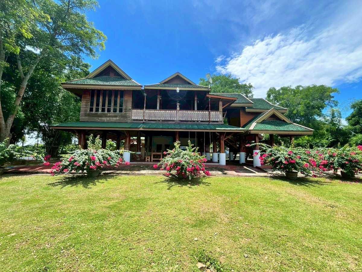 For SaleLandCha-am Phetchaburi : Land with Building for Sale: 58 Rai 1 Ngan 60 Sq. Wah, including a Teak Wood House.
