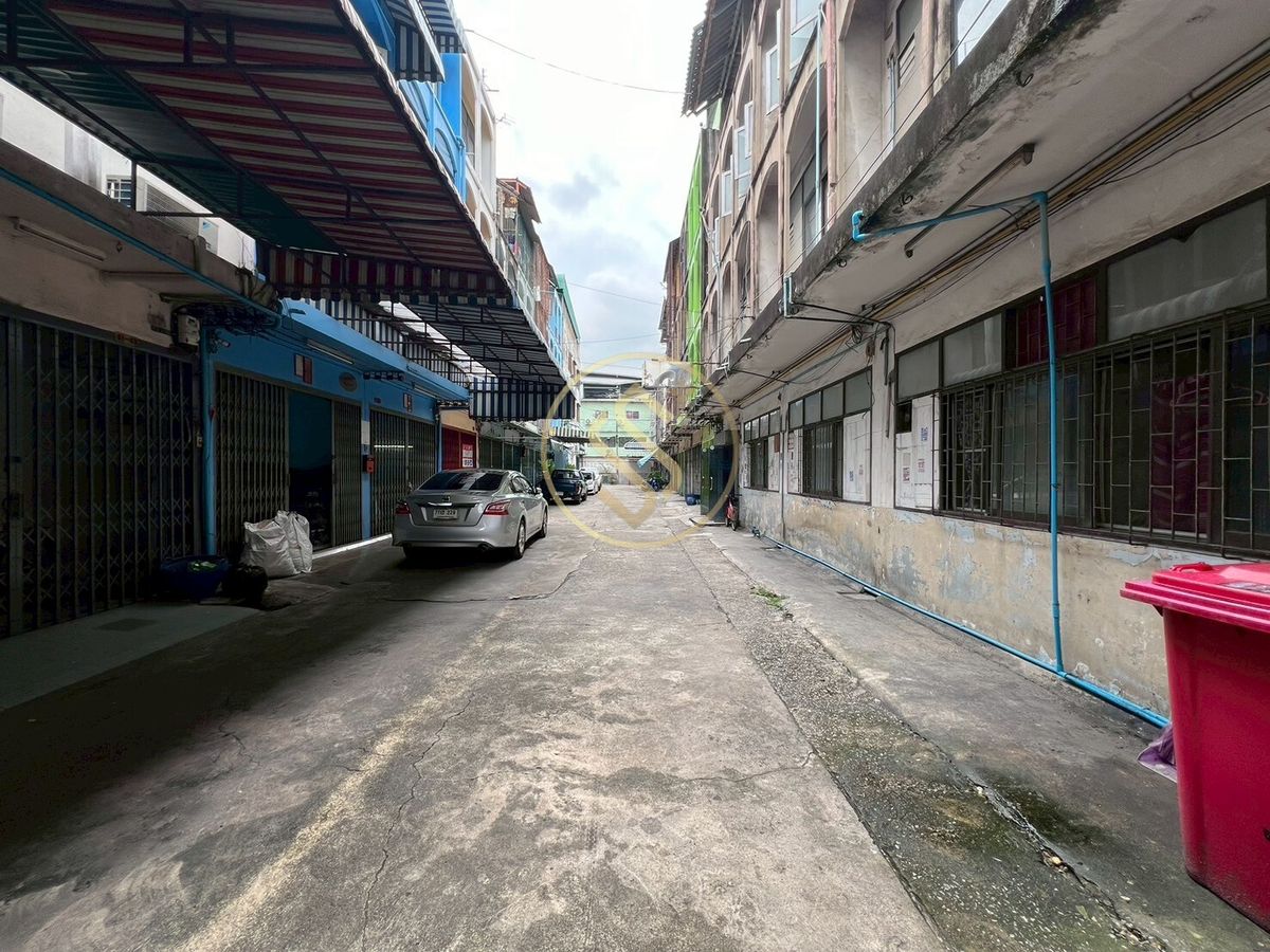 For SaleShop HousePinklao, Charansanitwong : Sell ​​4 booths in Soi Charan Sanitwong 11, MRT Charan 13, only 100 meters in the community near the market. Easy access to the city