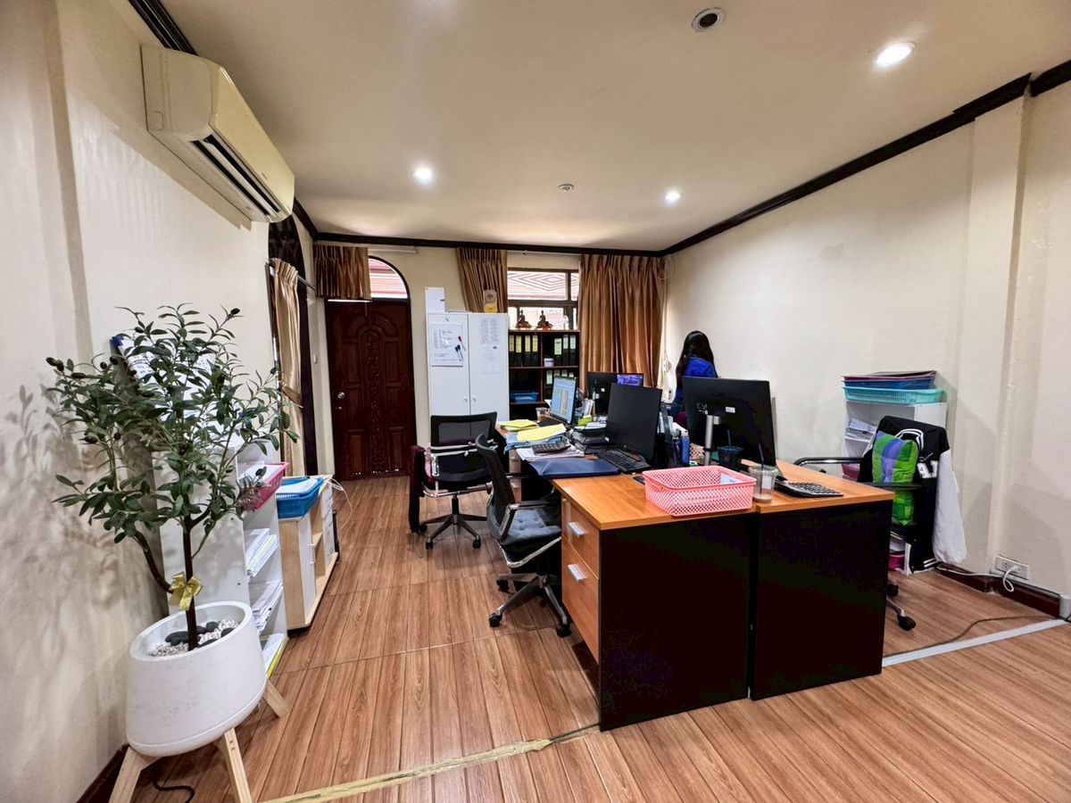 For SaleTownhomeSukhumvit, Asoke, Thonglor : 2 -storey townhouse for sale near Samitivej Soi Sukhumvit 49/1, good location, easy to walk (N.1872)
