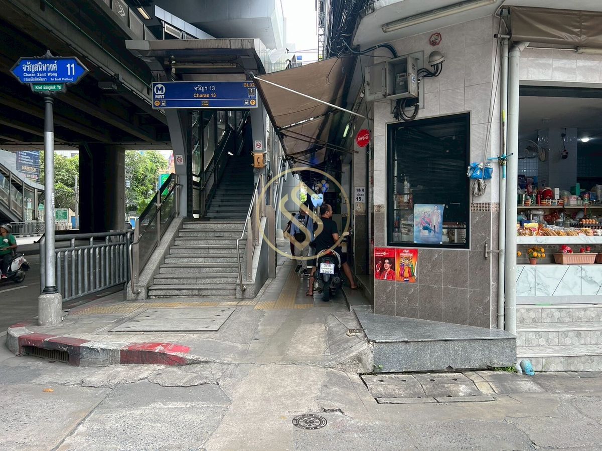 For SaleShop HousePinklao, Charansanitwong : Sell ​​4 booths in Soi Charan Sanitwong 11, MRT Charan 13, only 100 meters in the community near the market. Easy access to the city