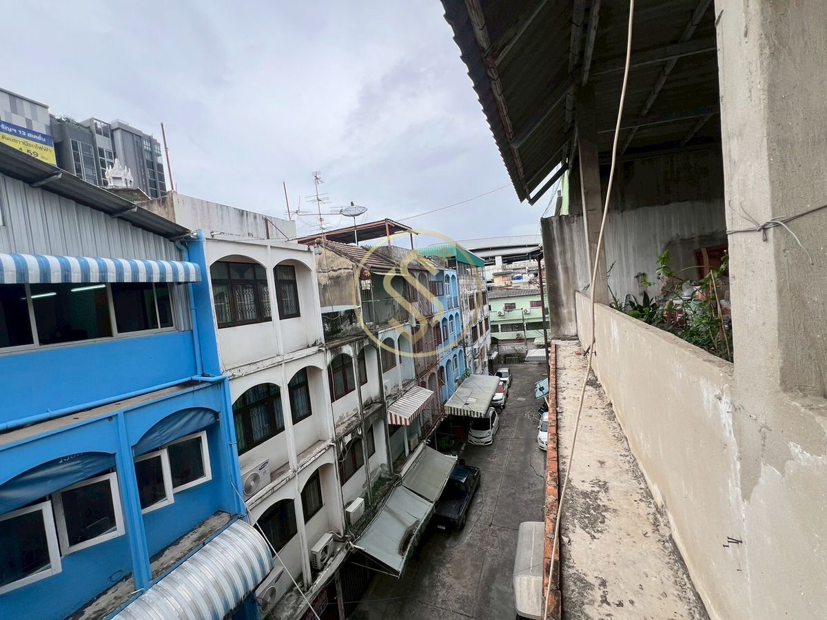 For SaleShop HousePinklao, Charansanitwong : Sell ​​4 booths in Soi Charan Sanitwong 11, MRT Charan 13, only 100 meters in the community near the market. Easy access to the city