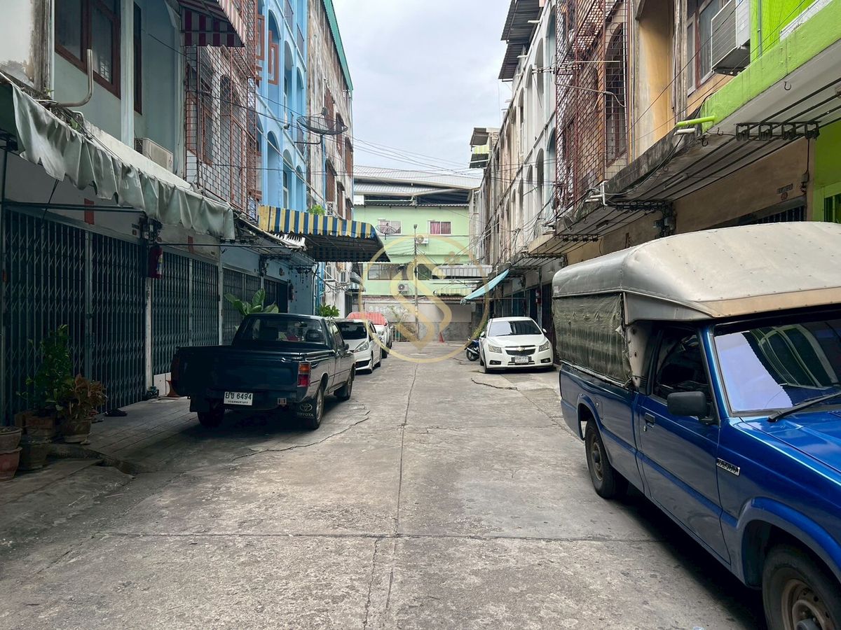 For SaleShop HousePinklao, Charansanitwong : Sell ​​4 booths in Soi Charan Sanitwong 11, MRT Charan 13, only 100 meters in the community near the market. Easy access to the city