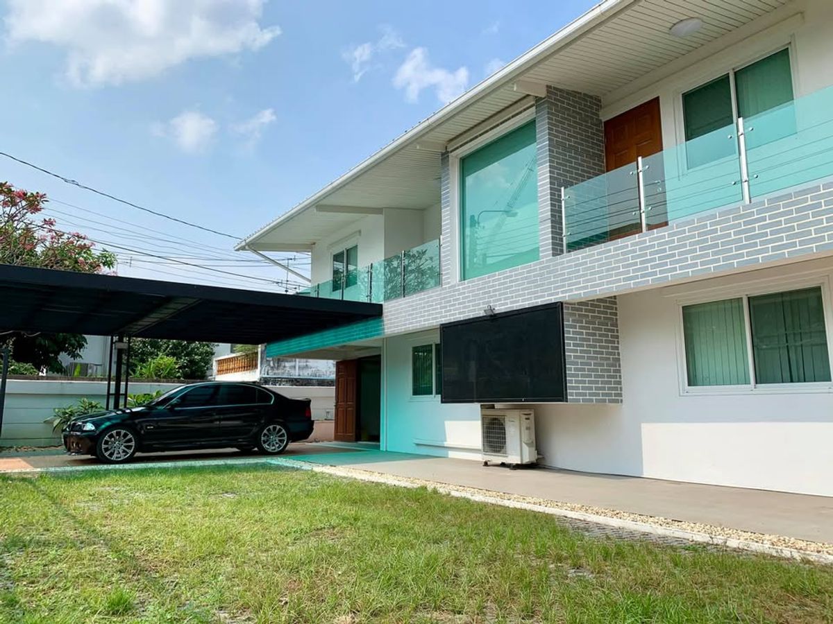 ให้เช่าบ้านเกษตรศาสตร์ รัชโยธิน : บ้านเดี่ยว 2 ชั้น ทำเลดี ตกแต่งสวยงาม ให้เช่า ย่านเสนานิคม-เกษตรศาสตร์ ใกล้โรงพยาบาลเปาโล เกษตร เพียง 1.9 กม.