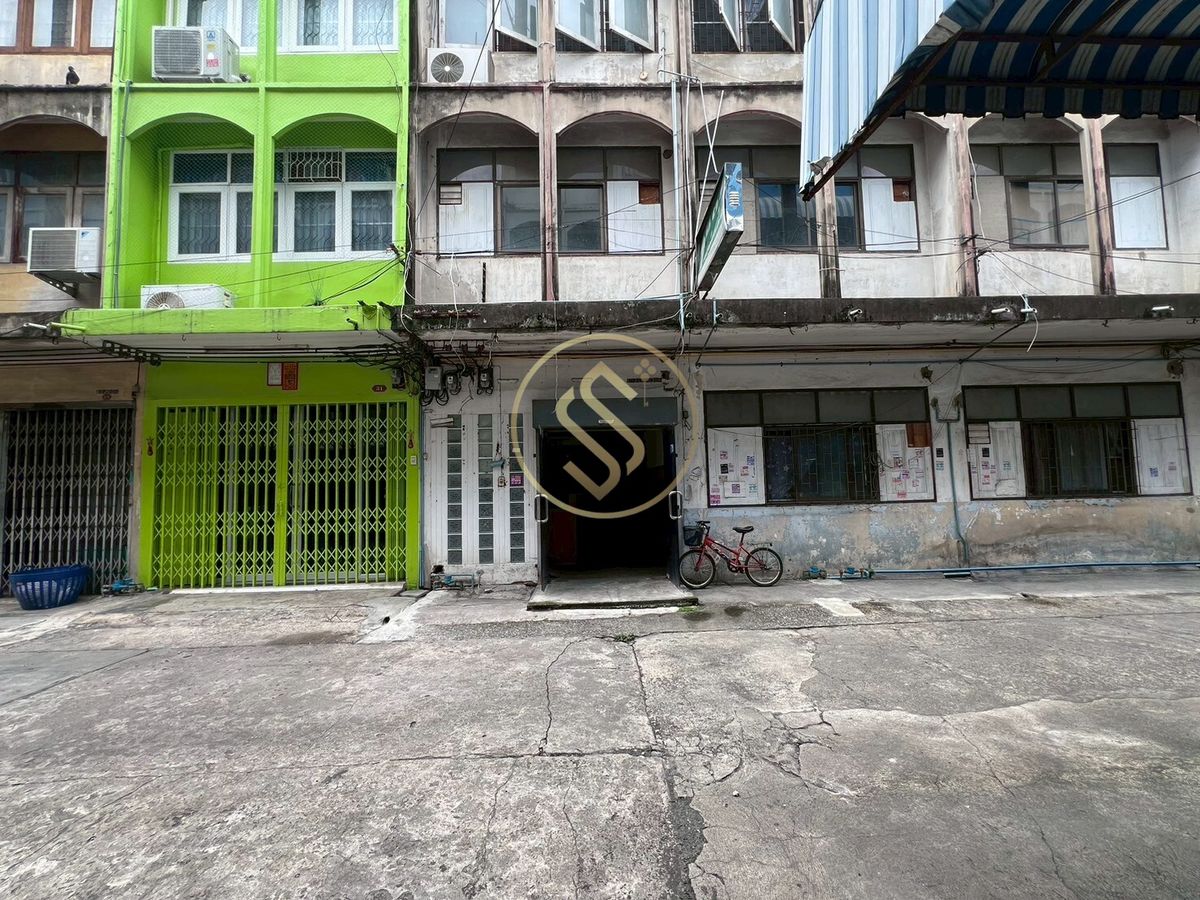 For SaleShop HousePinklao, Charansanitwong : Sell ​​4 booths in Soi Charan Sanitwong 11, MRT Charan 13, only 100 meters in the community near the market. Easy access to the city