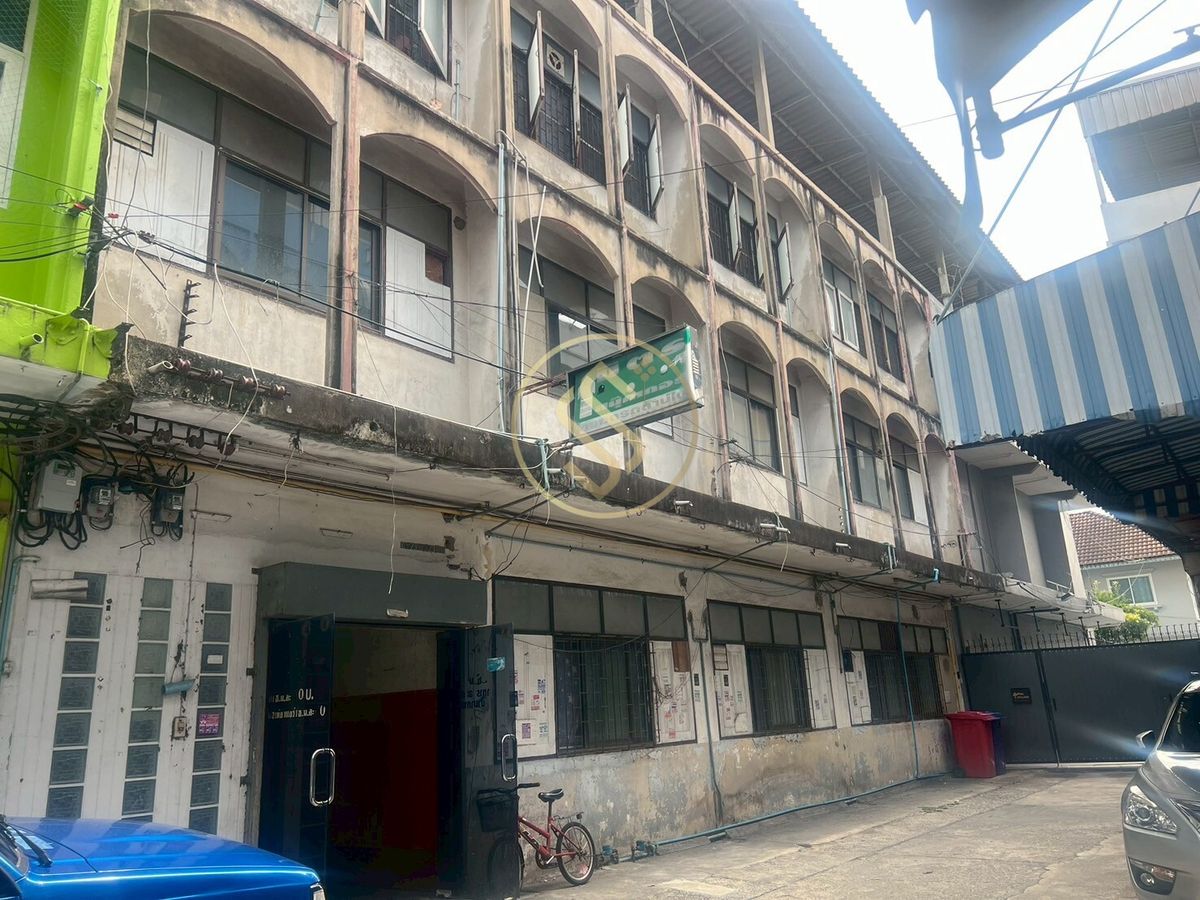 For SaleShop HousePinklao, Charansanitwong : Sell ​​4 booths in Soi Charan Sanitwong 11, MRT Charan 13, only 100 meters in the community near the market. Easy access to the city