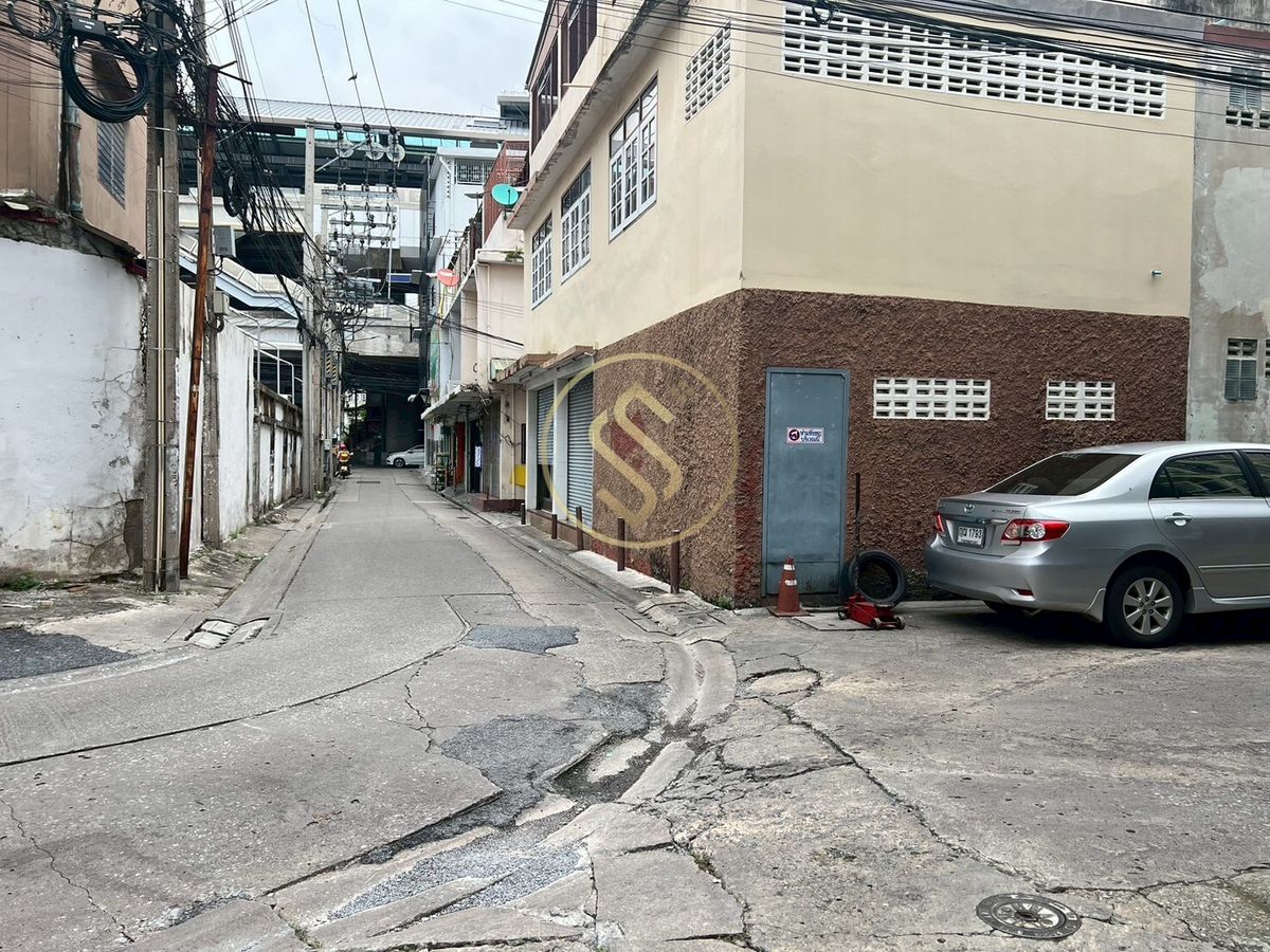 For SaleShop HousePinklao, Charansanitwong : Sell ​​4 booths in Soi Charan Sanitwong 11, MRT Charan 13, only 100 meters in the community near the market. Easy access to the city