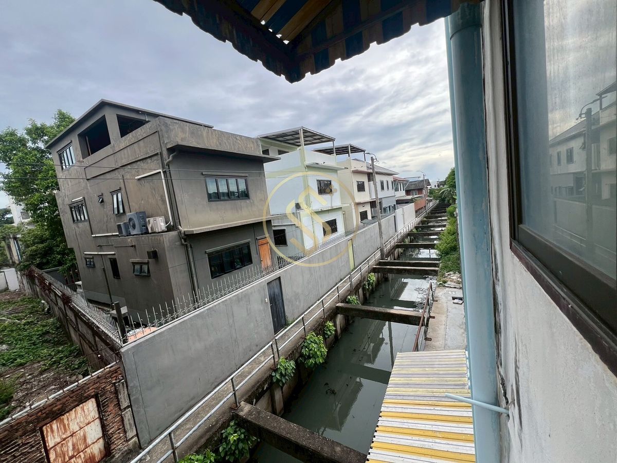 For SaleShop HousePinklao, Charansanitwong : Sell ​​4 booths in Soi Charan Sanitwong 11, MRT Charan 13, only 100 meters in the community near the market. Easy access to the city