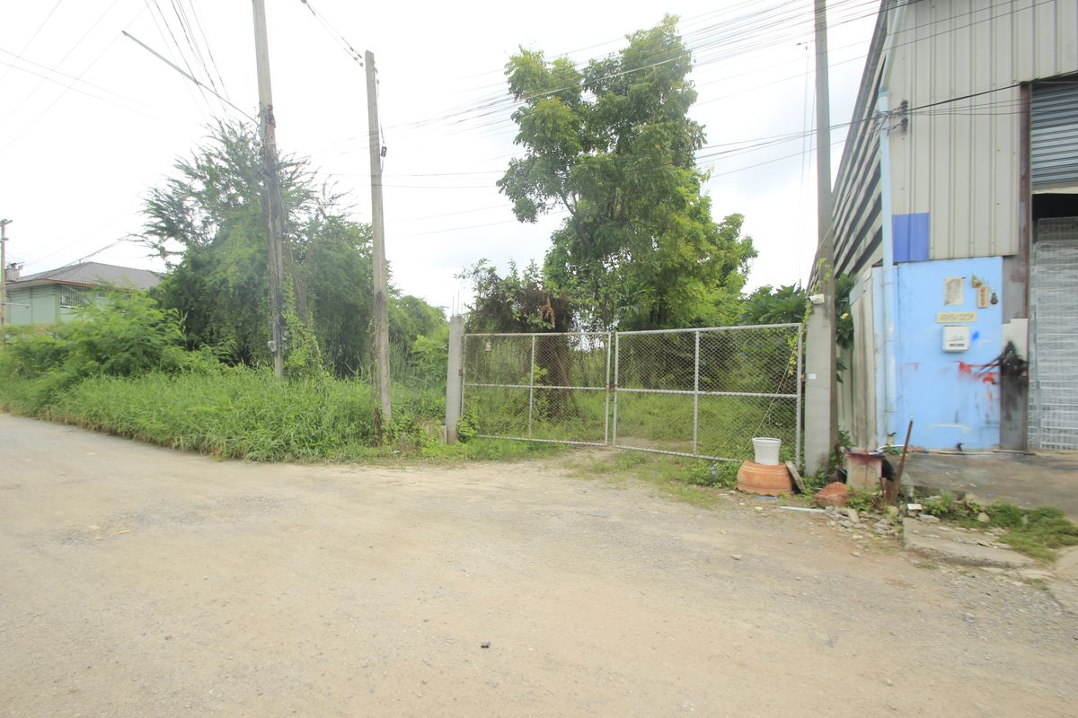 For SaleLandMahachai Samut Sakhon : Land for sale along the Khlong Muen Prathom Krathum Baen Samut Sakhon C. Adults are 3-3-90 rai. Build a factory, warehouse, dormitory near Siriraj Ekachai Economy 1, Rama 2, price 10,900/Wa.